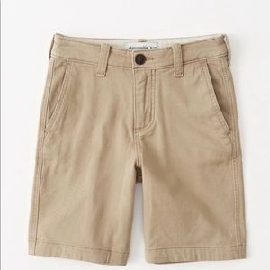 Abercrombie kids classic short in khaki.